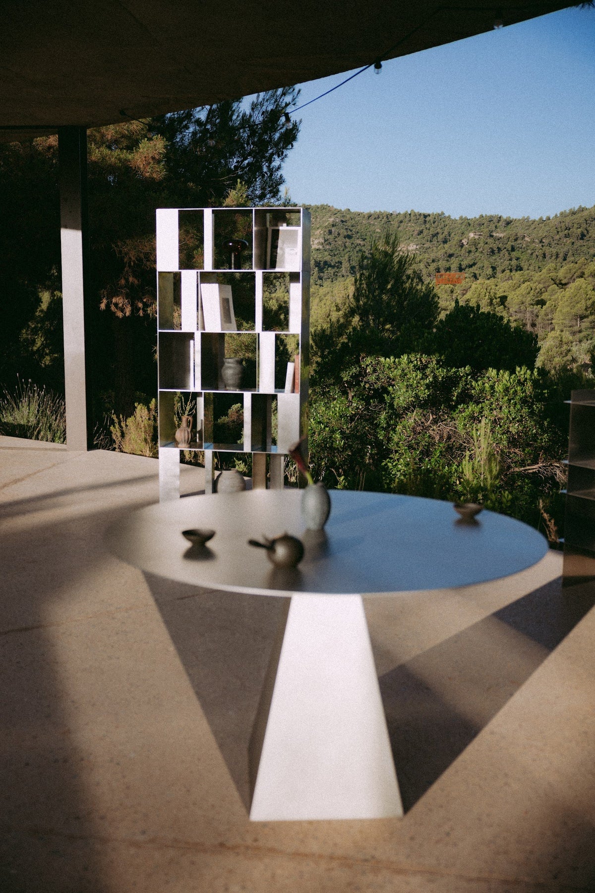 PYRAMID TABLE de acero inoxidable junto a la piscina de la Solo House