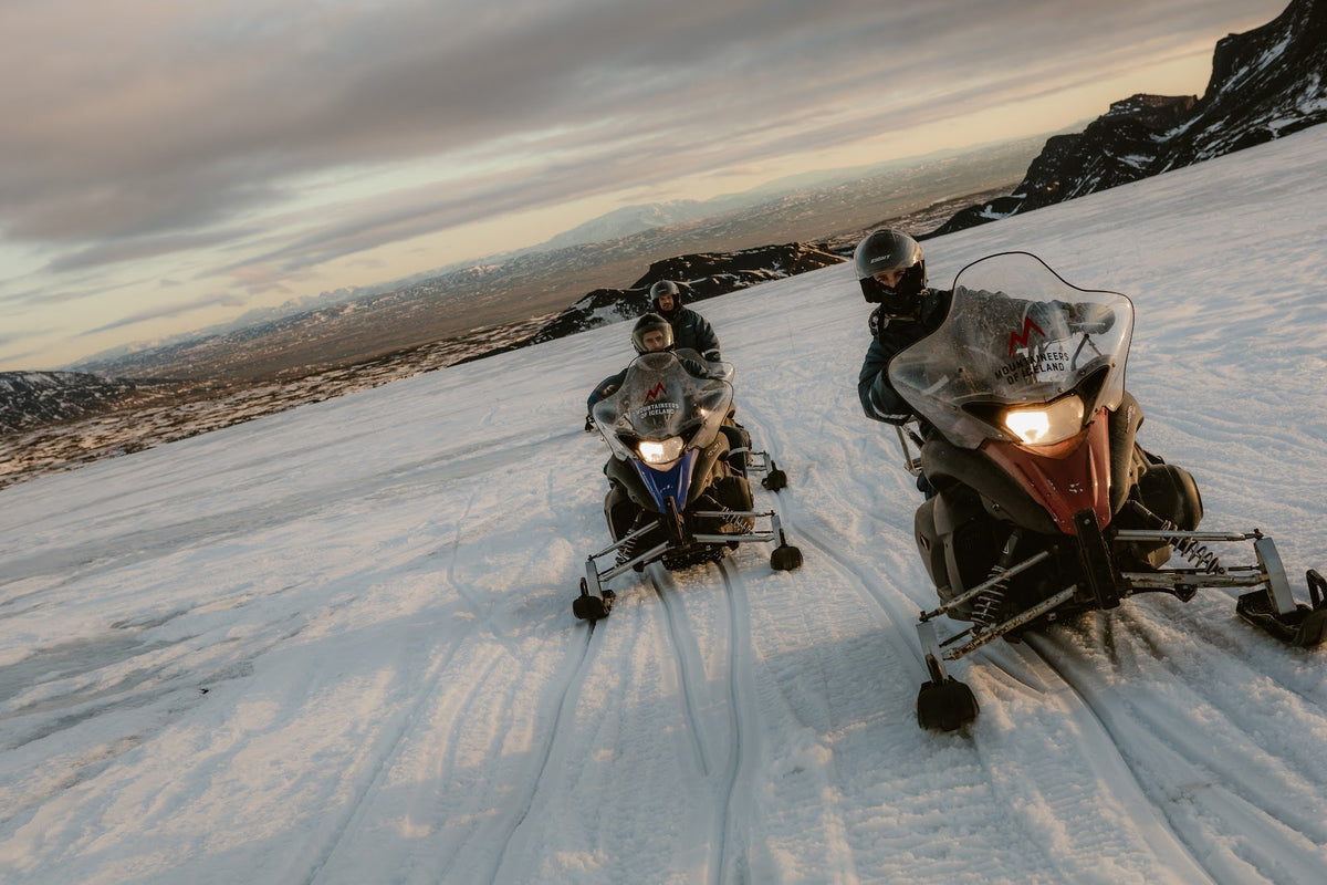 Fahrt mit Motorschlitten über einen Gletscher in Island
