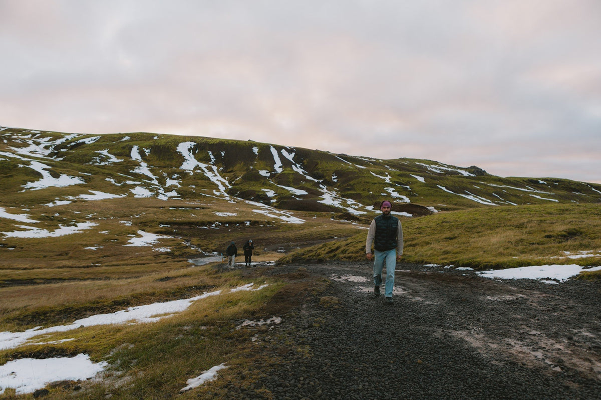 Wanderer im verschneiten Hochland Islands