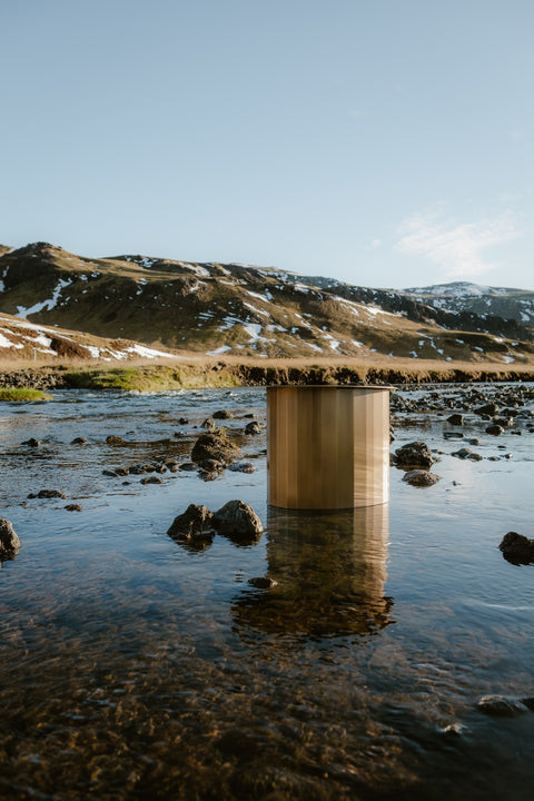 TUKKON TABLE en laiton dans une rivière en Islande