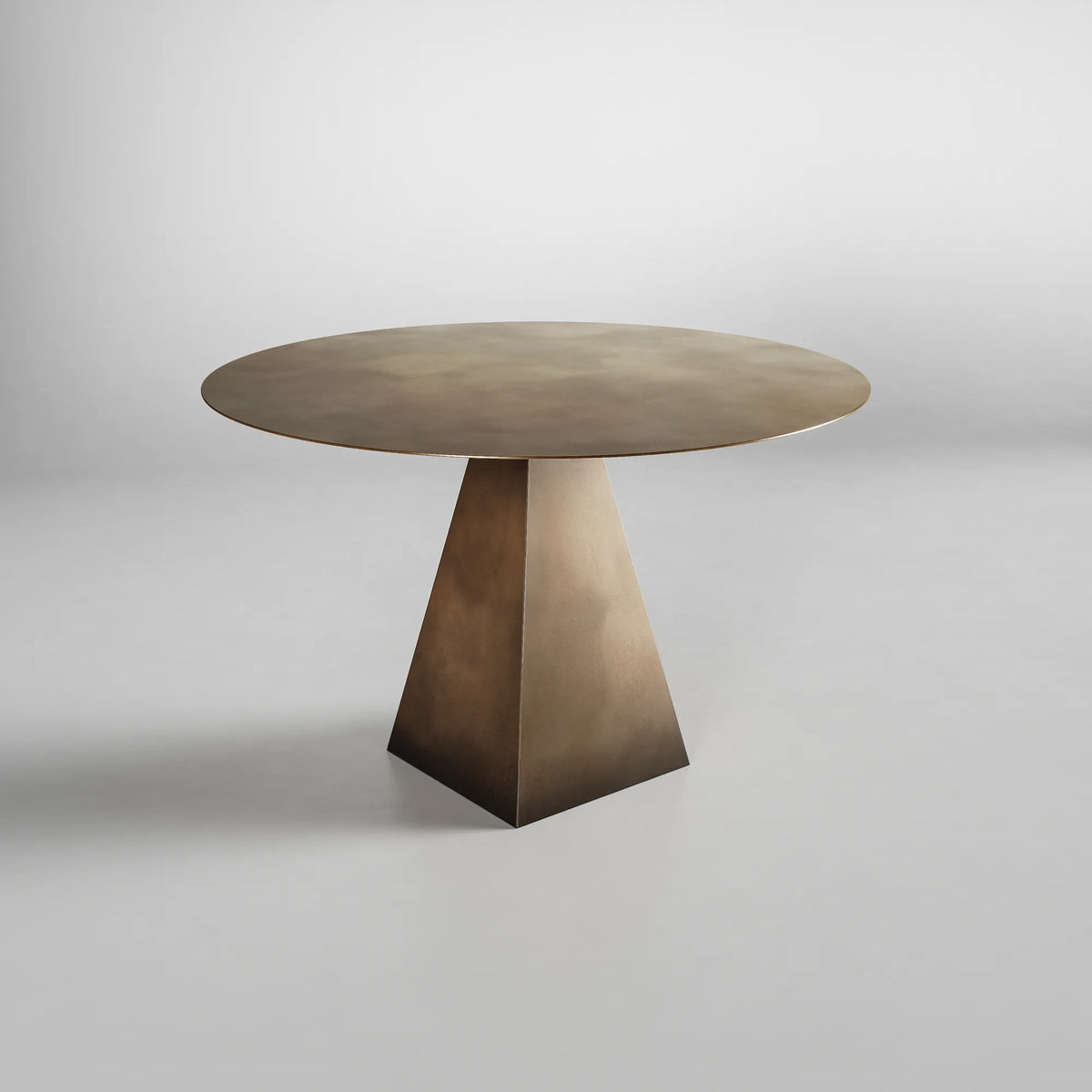 PYRAMID TABLE aus handveredeltem Messing – Ansicht 1