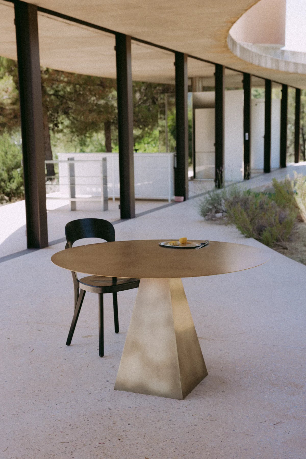 PYRAMID TABLE aus handveredeltem Messing – Ansicht 2