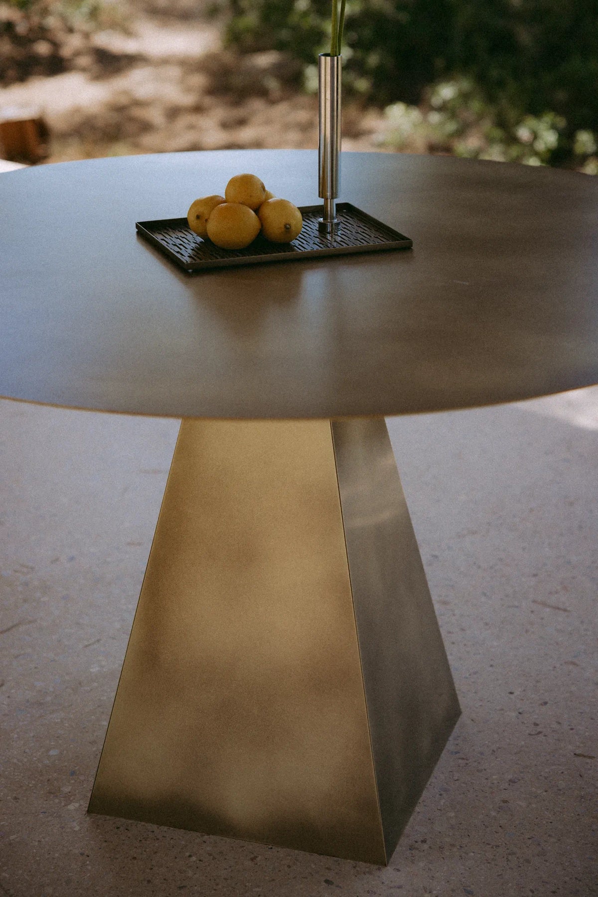 PYRAMID TABLE aus handveredeltem Messing – Ansicht 3