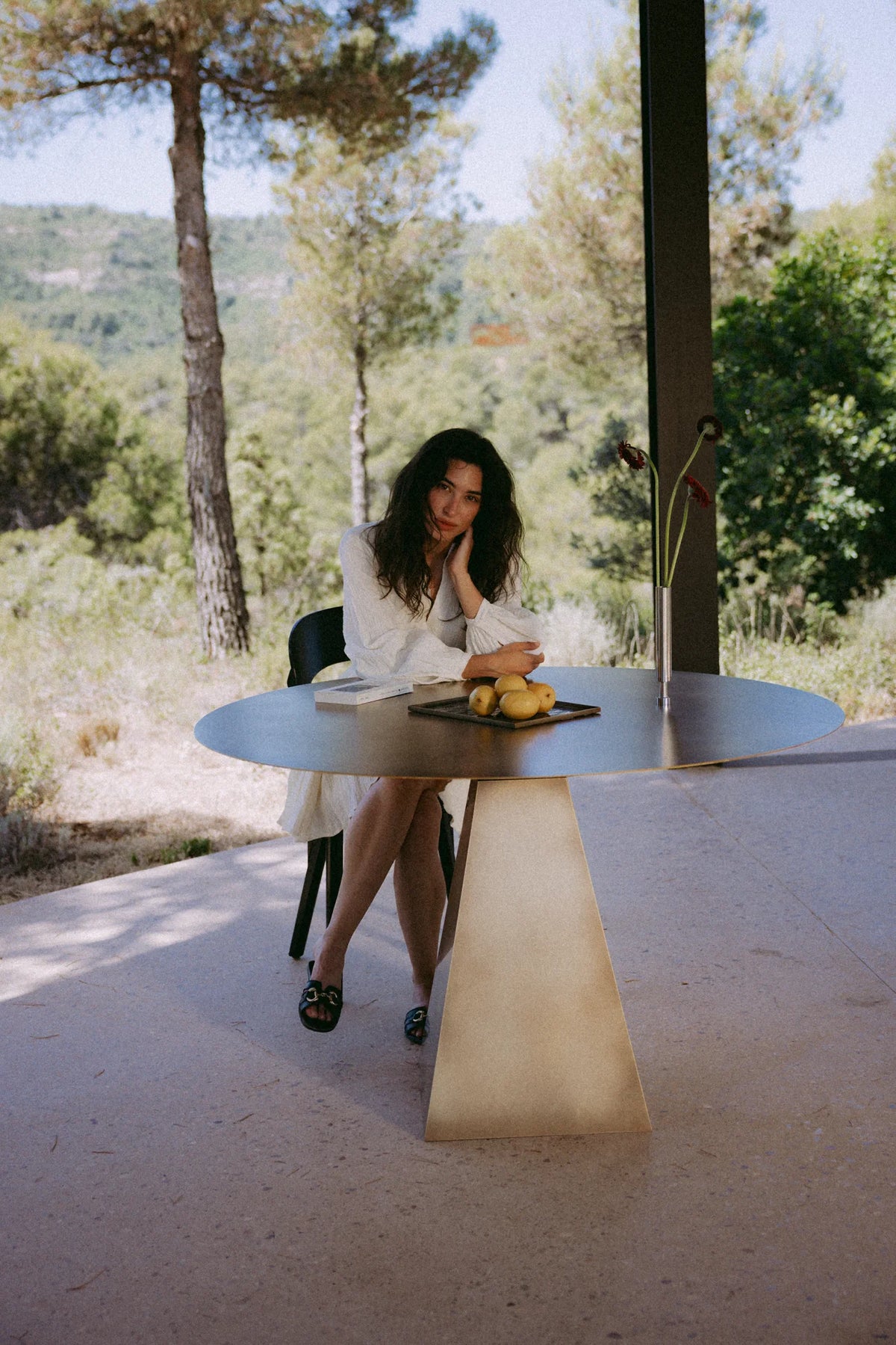 PYRAMID TABLE aus handveredeltem Messing – Ansicht 4