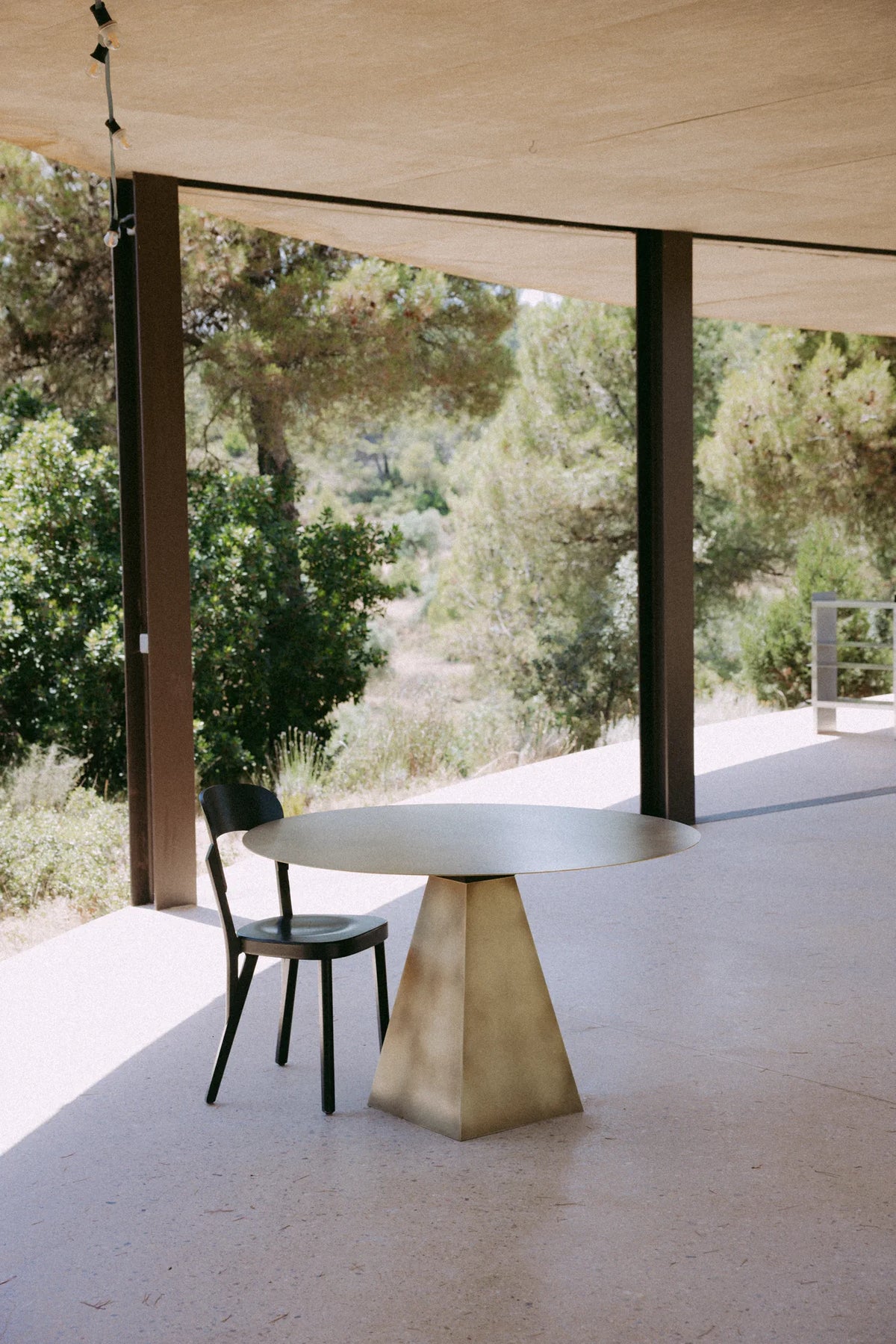 PYRAMID TABLE aus handveredeltem Messing – Ansicht 6