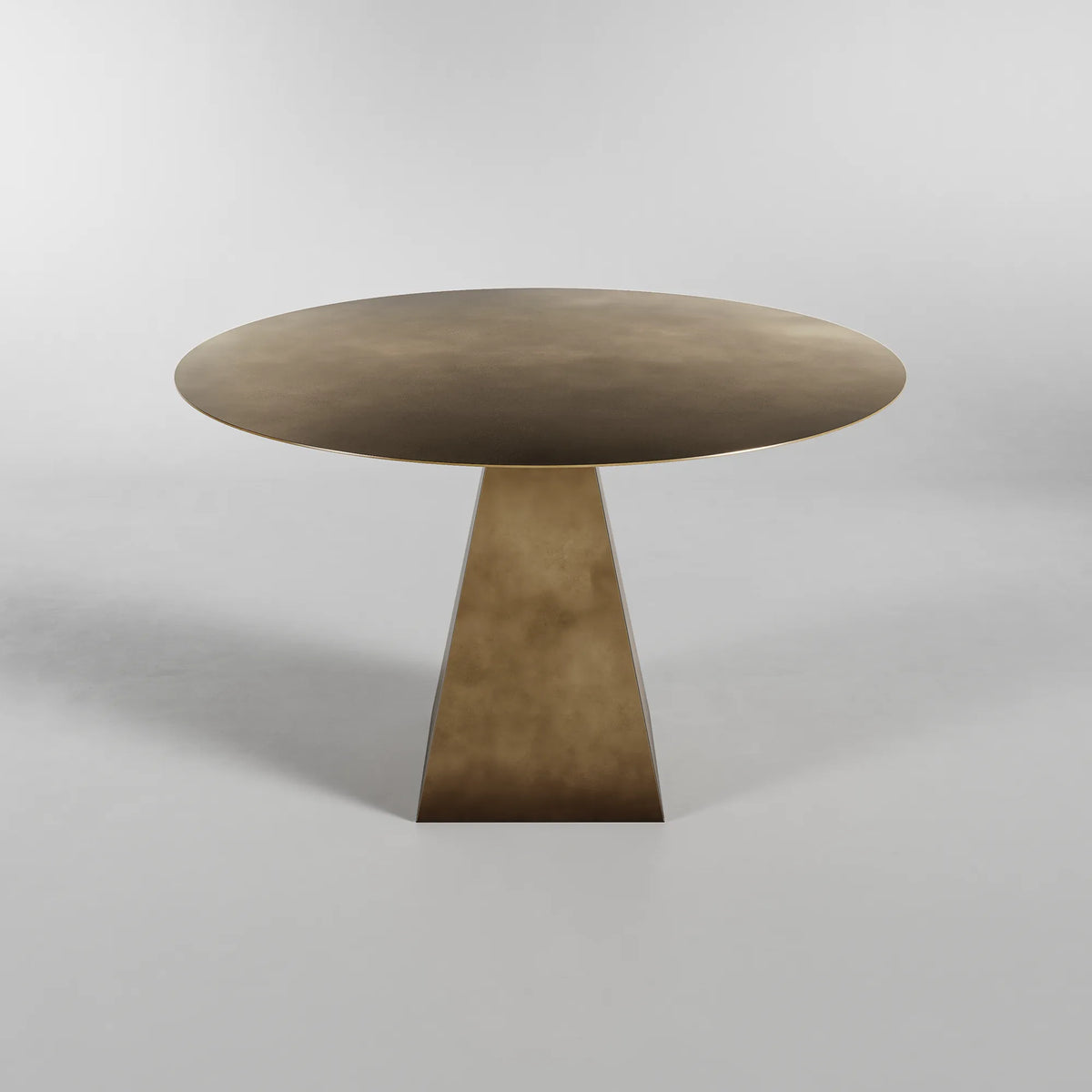 PYRAMID TABLE aus handveredeltem Messing – Ansicht 7