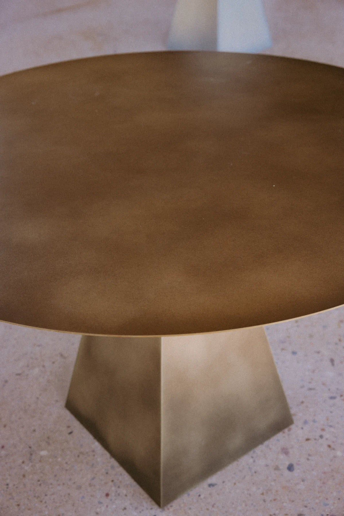 PYRAMID TABLE aus handveredeltem Messing – Ansicht 8