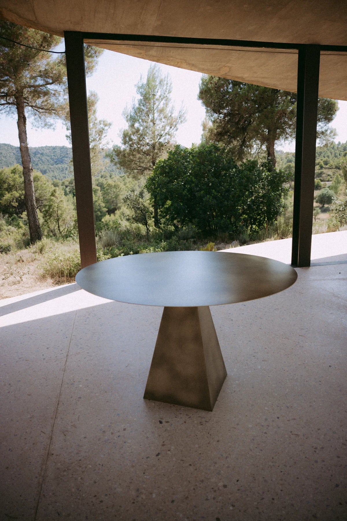 PYRAMID TABLE aus handveredeltem Messing – Ansicht 9