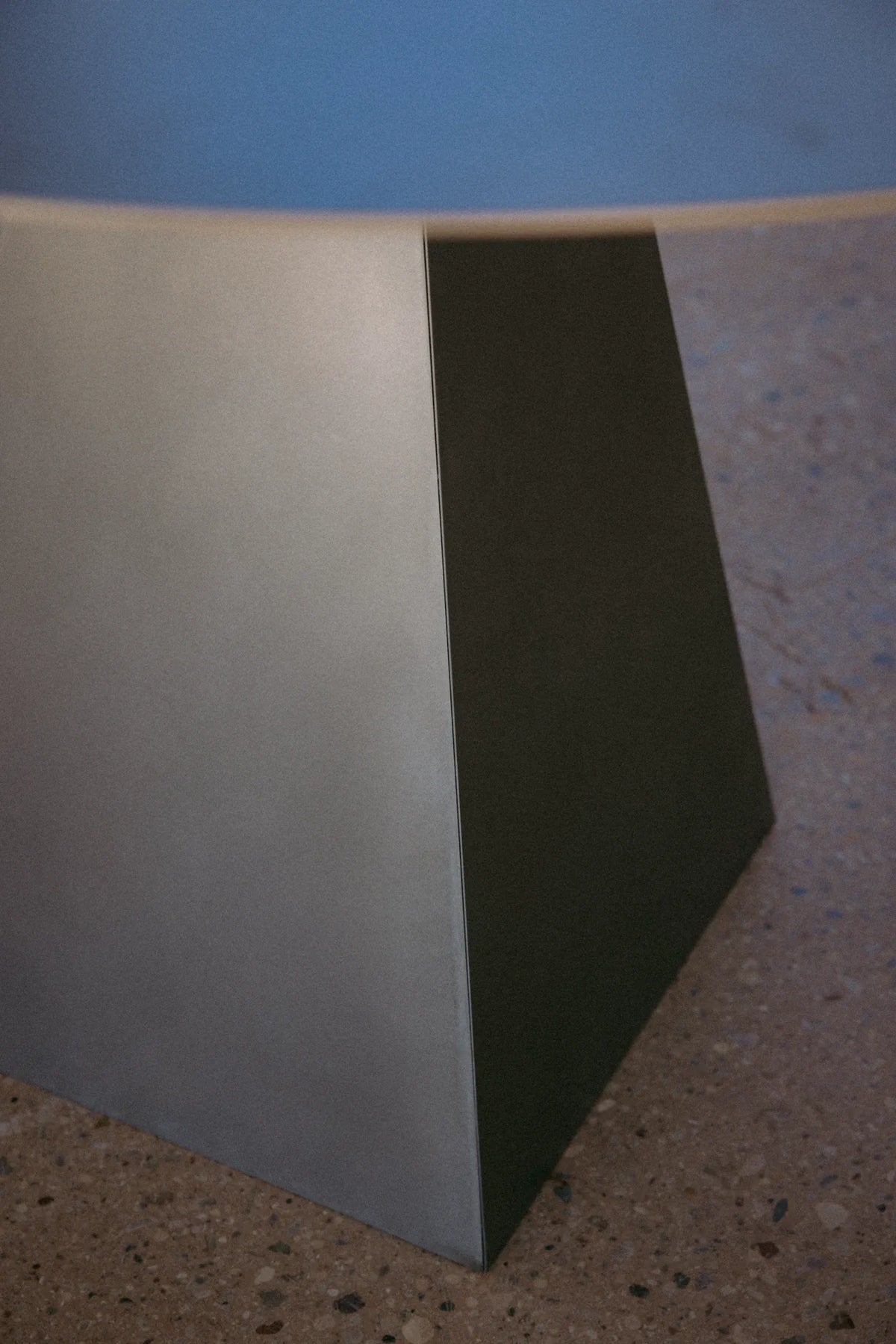 PYRAMID TABLE aus gebürstetem Edelstahl – Ansicht 7