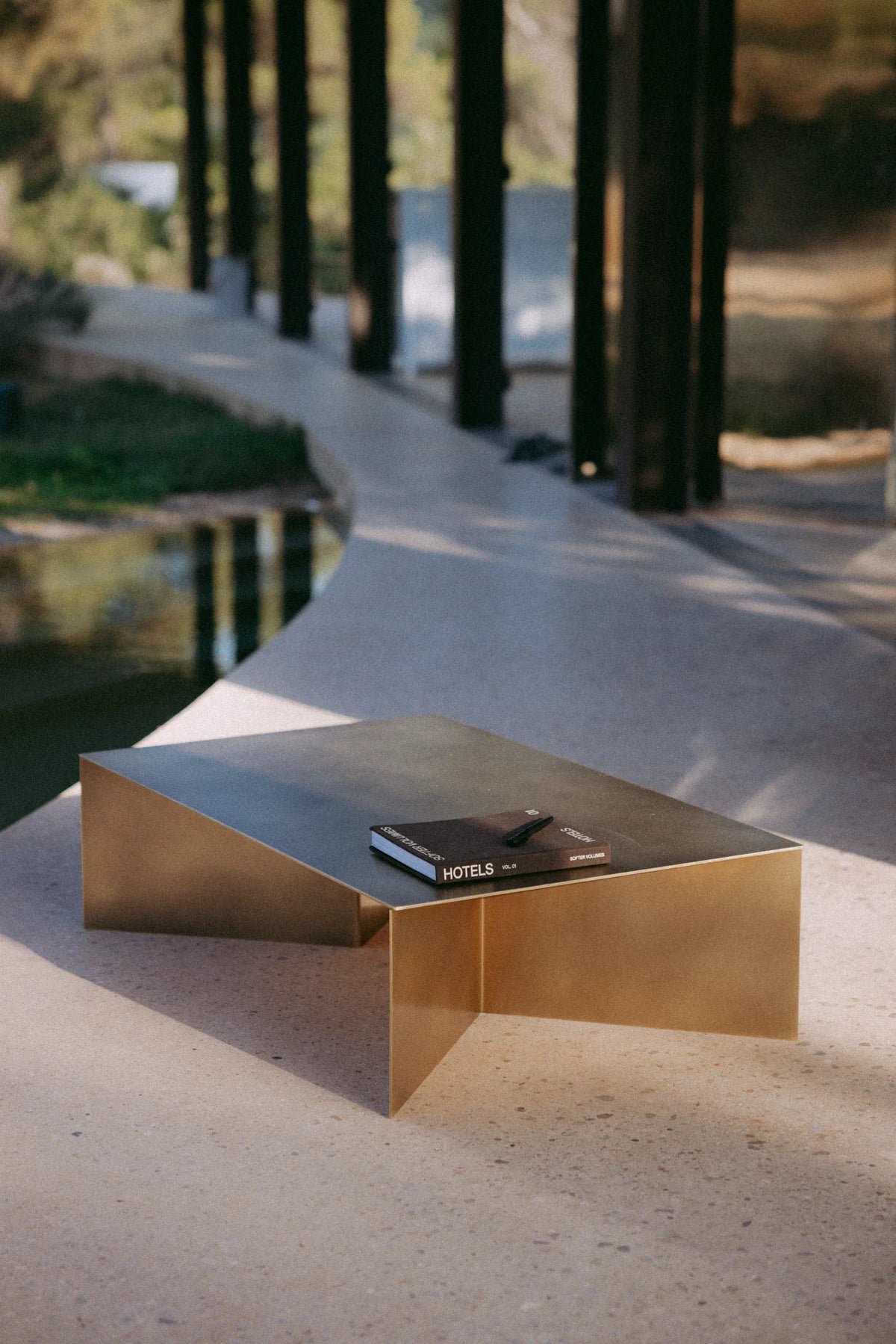ZEN COFFEE TABLE aus handveredeltem Messing – Ansicht 1