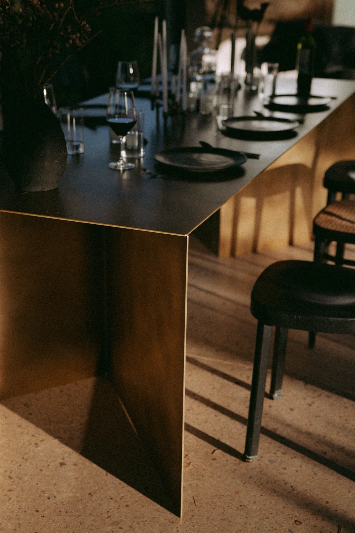 ZEN DINING TABLE aus handveredeltem Messing – Ansicht 6