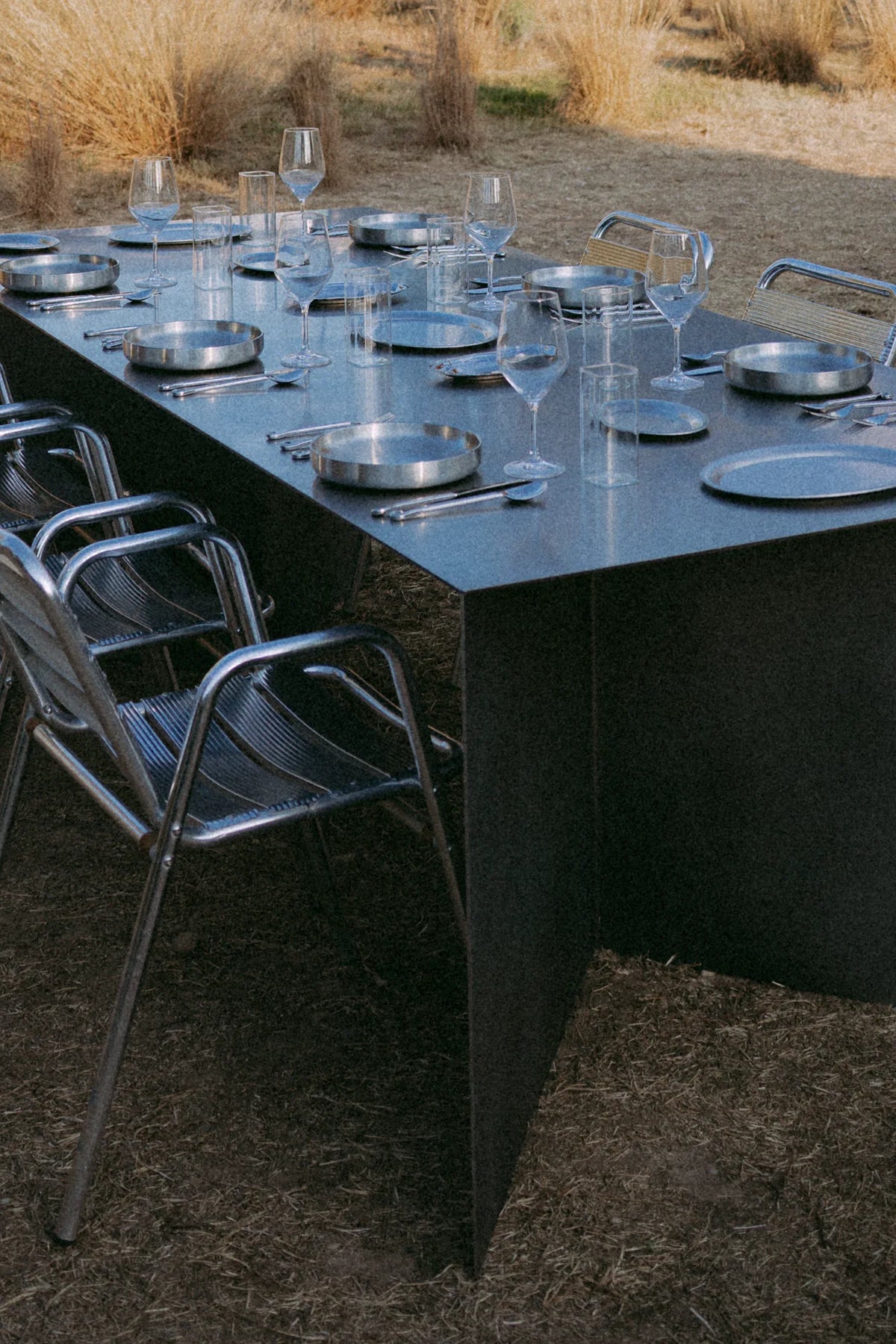 ZEN DINING TABLE aus gebürstetem Edelstahl – Ansicht 1