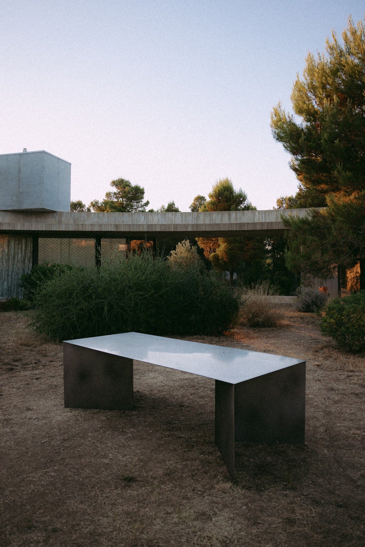 ZEN DINING TABLE in acciaio inox nel giardino della Solo House
