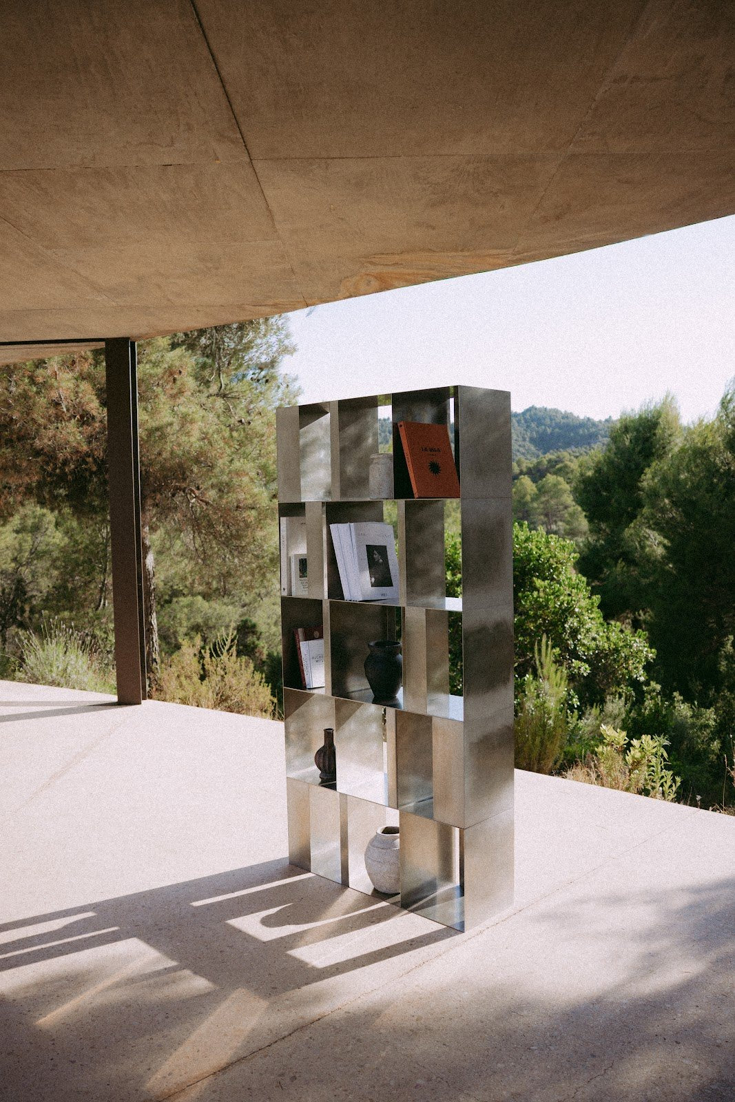 INFINITY BOOKSHELF aus Edelstahl auf der Terrasse des Solo House