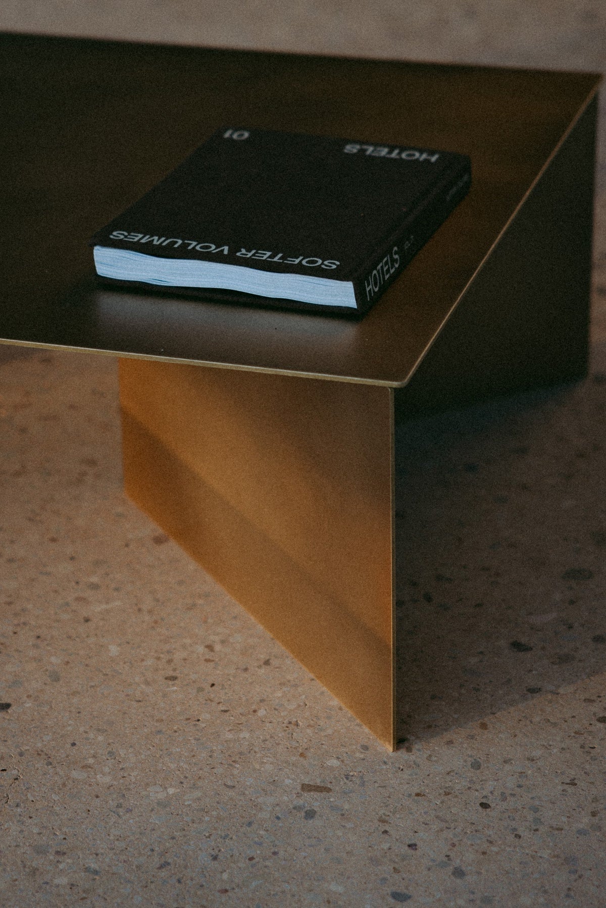 ZEN COFFEE TABLE aus Messing mit Buch, Detail