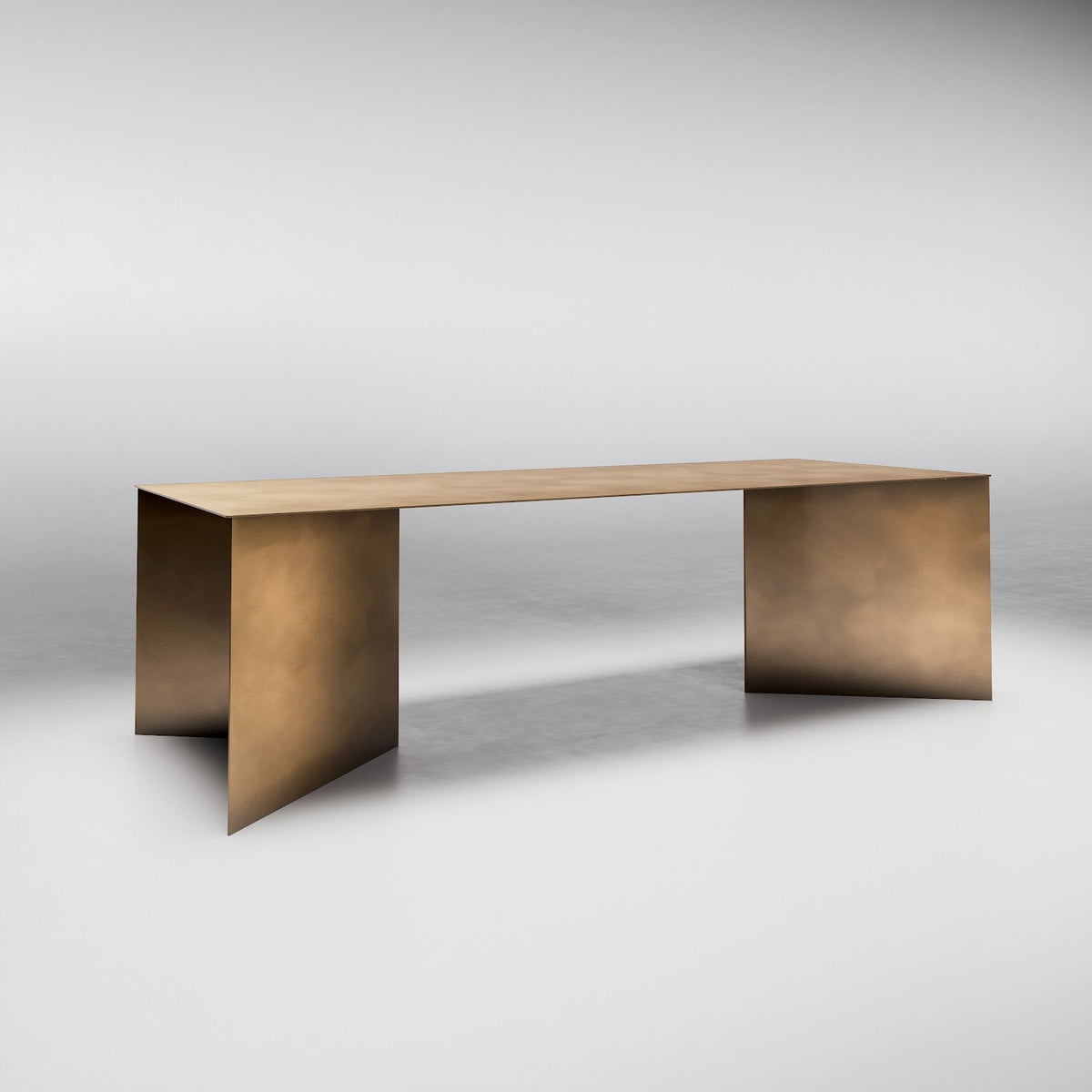 ZEN DINING TABLE aus Messing vor hellgrauem Hintergrund
