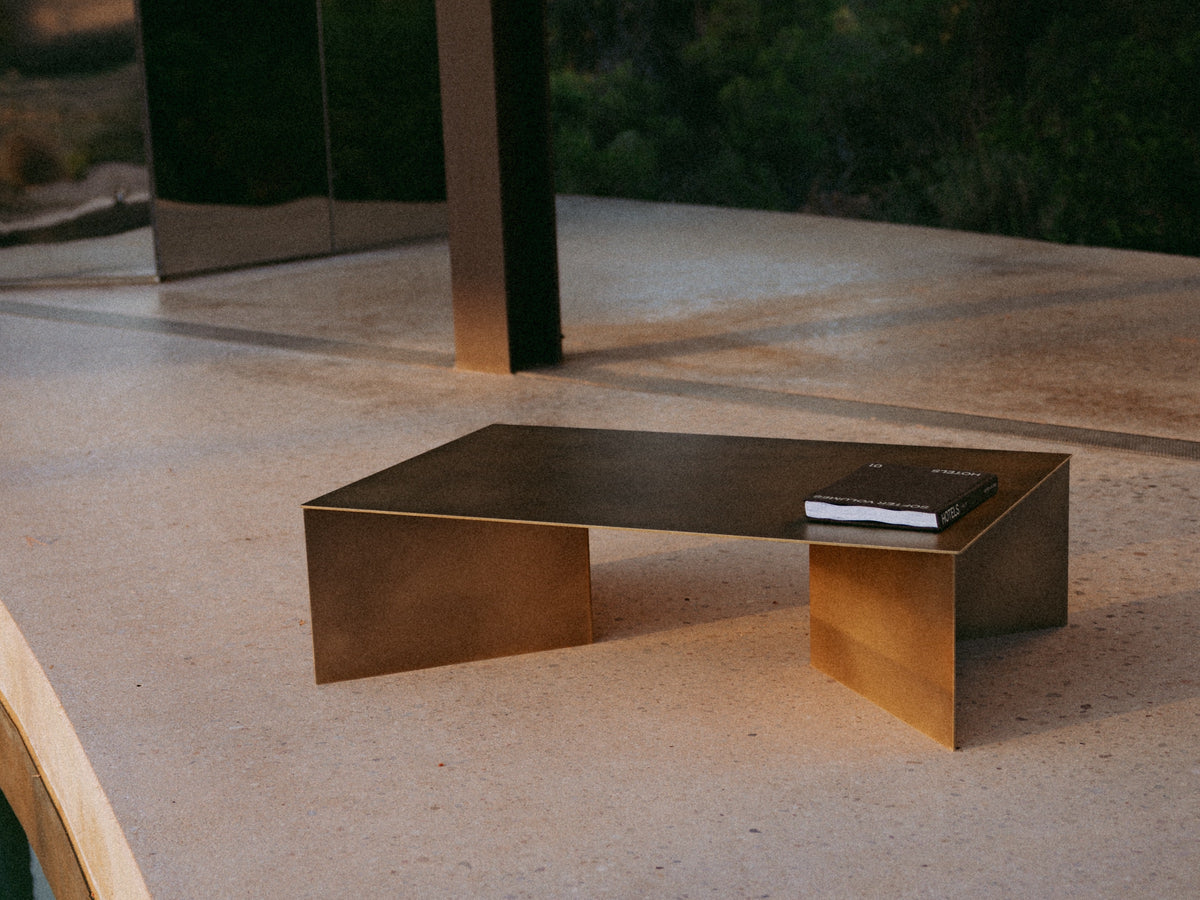 Handgefertigter ZinCuTec Couchtisch aus Metall auf einer Terrasse