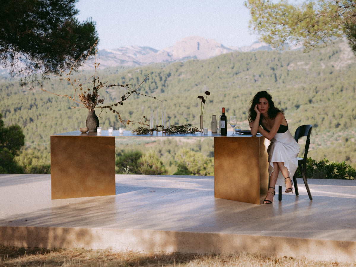 Handgefertigter ZinCuTec Esstisch aus Metall in mediterraner Landschaft